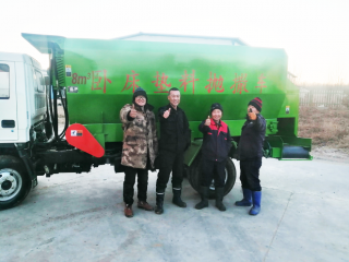 黑龍江省大慶市杜爾伯特四家子林場(chǎng)8立方臥床墊料拋撒車(chē)